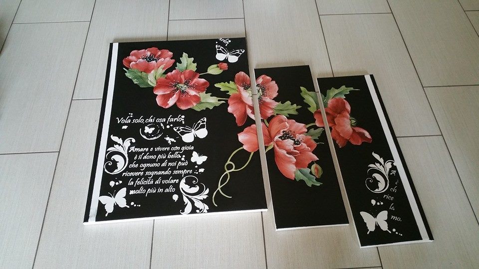 Quadro moderno su quattro pannelli con sfondo nero, decorato con papaveri rossi, farfalle bianche e una frase motivazionale in italiano sul tema dell'amore, della gioia di vivere e del coraggio di volare alto.